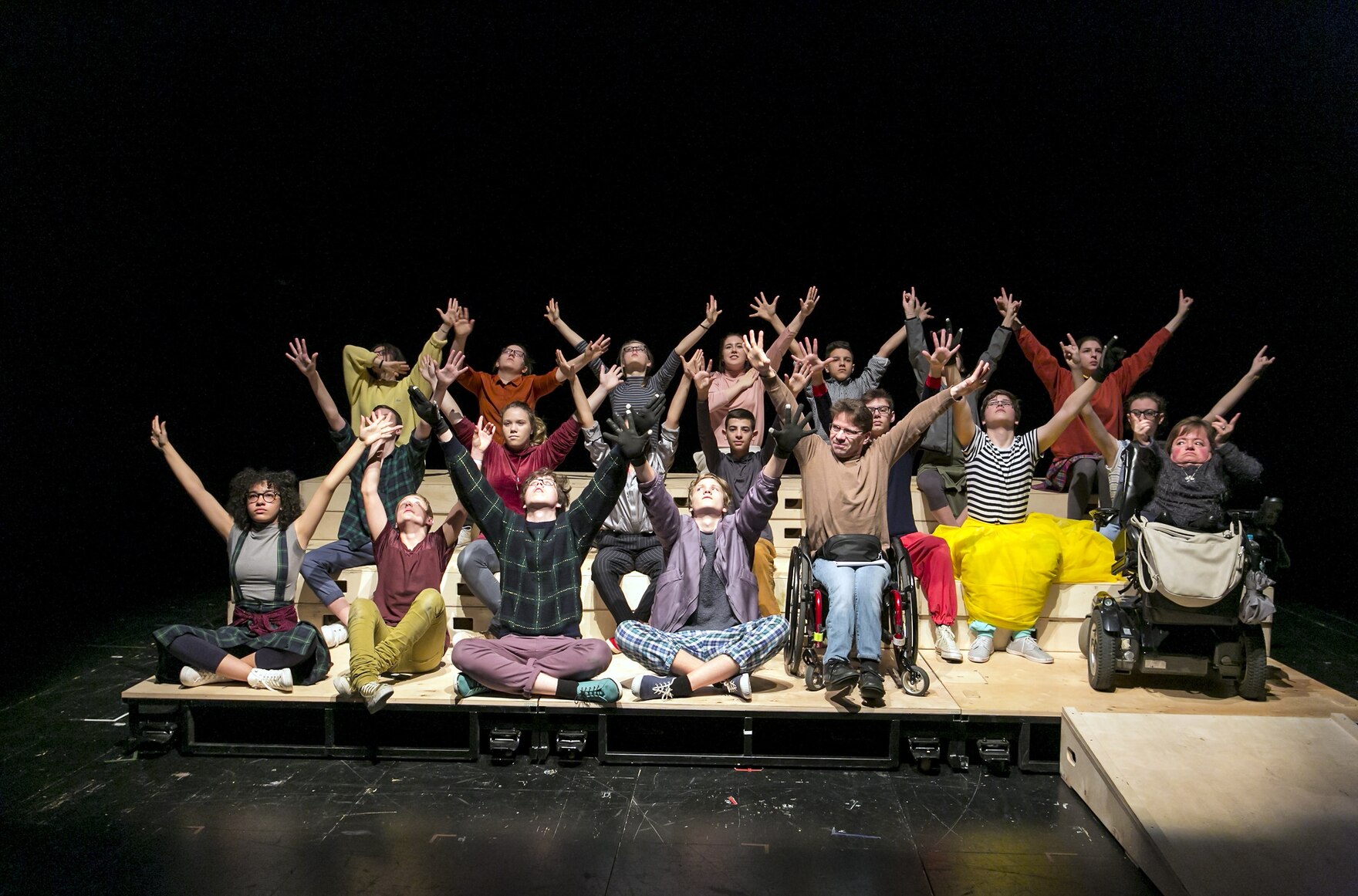 Schülerinnen und Schüler bei der Aufführung get up. stand up