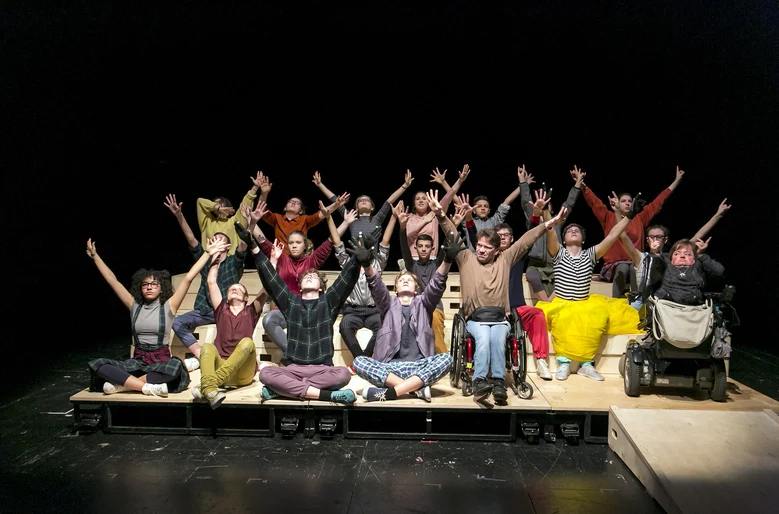 Schülerinnen und Schüler bei der Aufführung get up. stand up