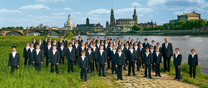 Foto: Kreuzchor vor der Dresdner Altstadtkulisse.