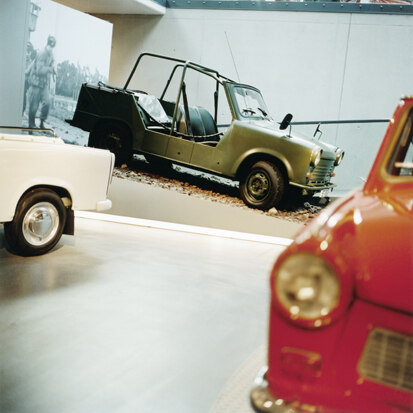 Foto: ein roter, ein weißer und ein grüner Trabant.