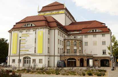 Foto: Außenansicht Schauspielhaus.
