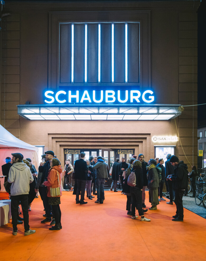 Vor dem Kino Schauburg beim Filmfest Dresden.