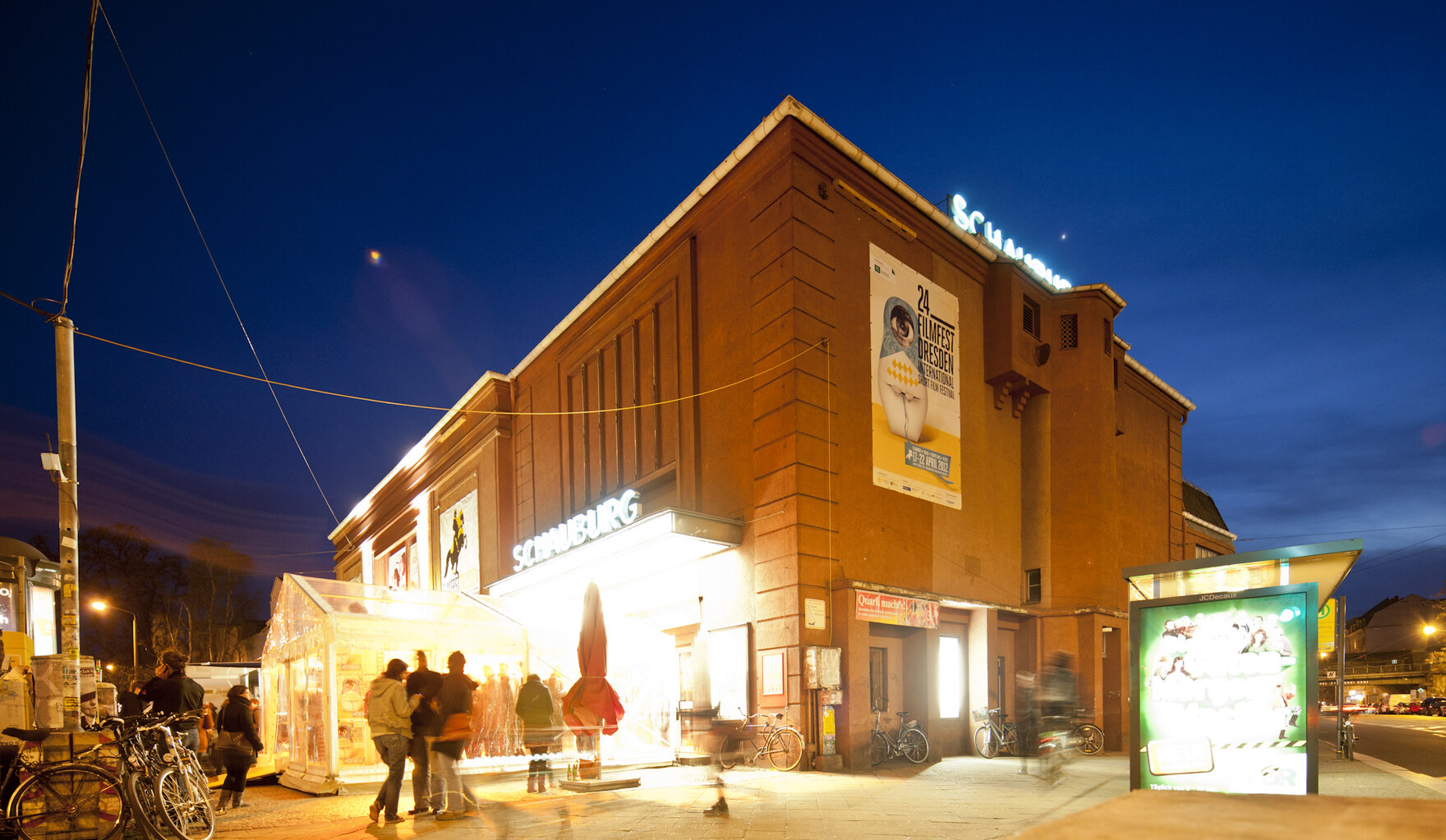 Vor dem Kino Schauburg beim Filmfest Dresden.