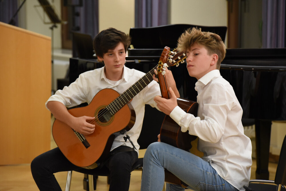 Zwei junge Musiker beim Konzert Jugend musiziert